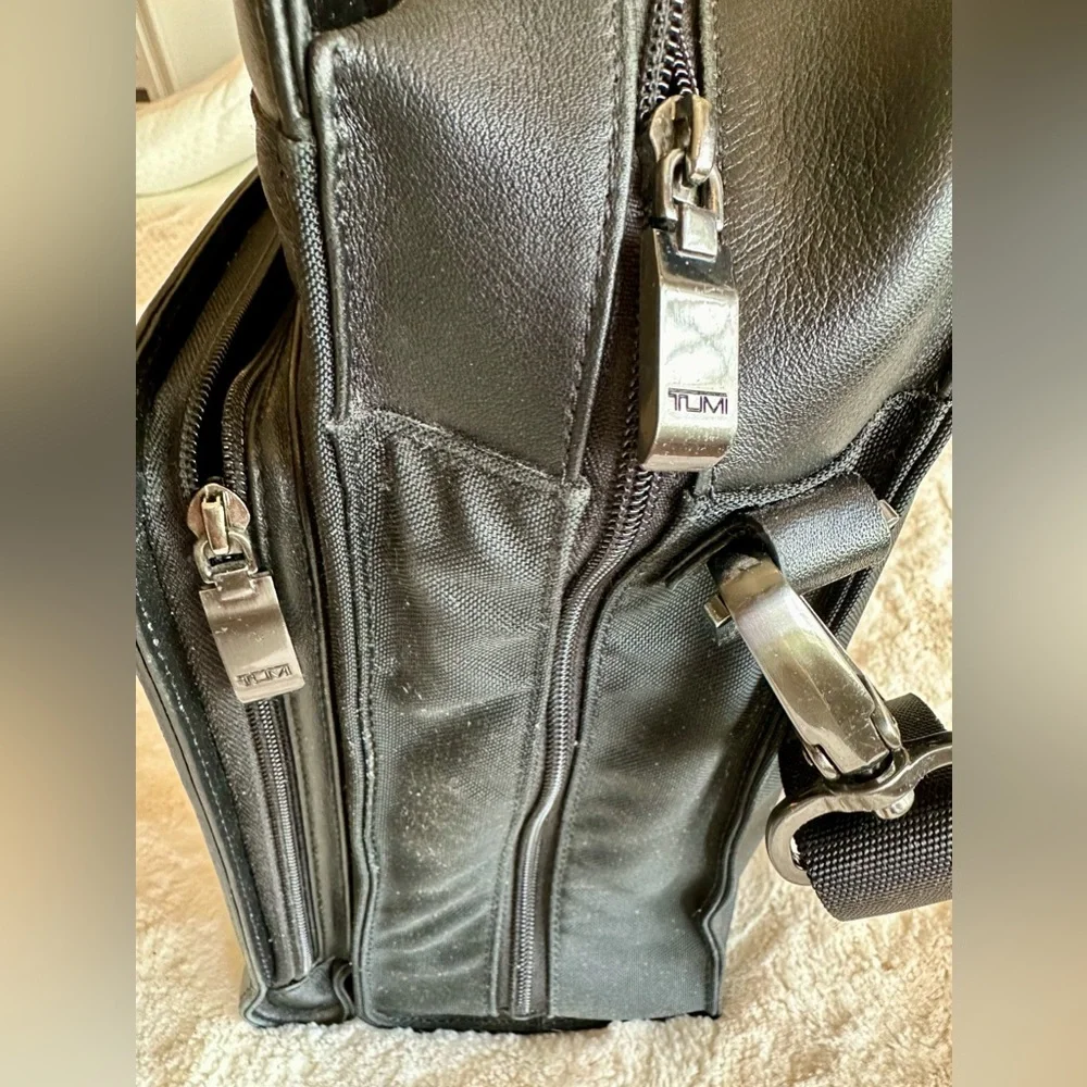 Tumi Large Black Leather laptop briefcase. Vntg. I owned since 2000. Preowned